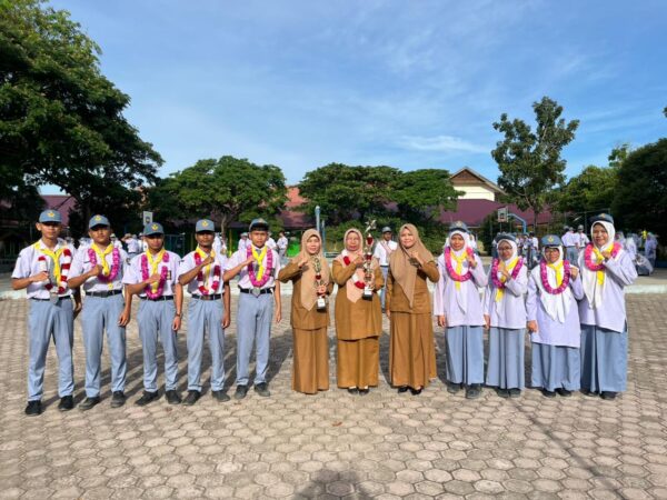 SMA Negeri 12 Banda Aceh Berikan Apresiasi kepada Siswa Berprestasi PMR pada Upacara Senin